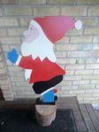 stor tomte jultomte av trä på fot julskyltning julpynt