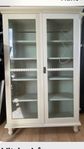 Två stycken vitrinskåp