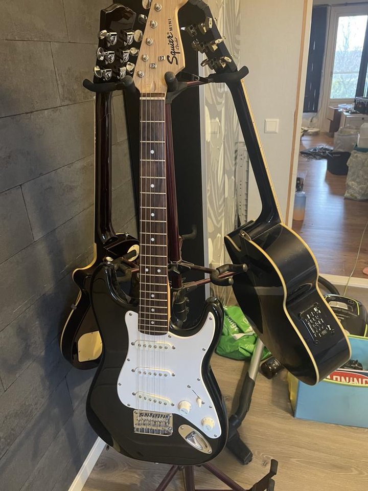 Squire Stratocaster Mini + Hi...