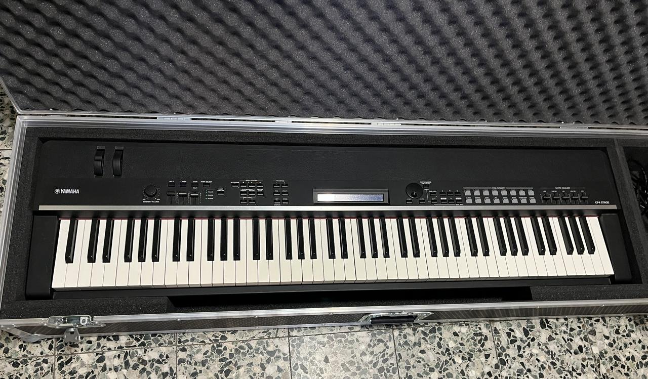 Yamaha CP4 Stage med case