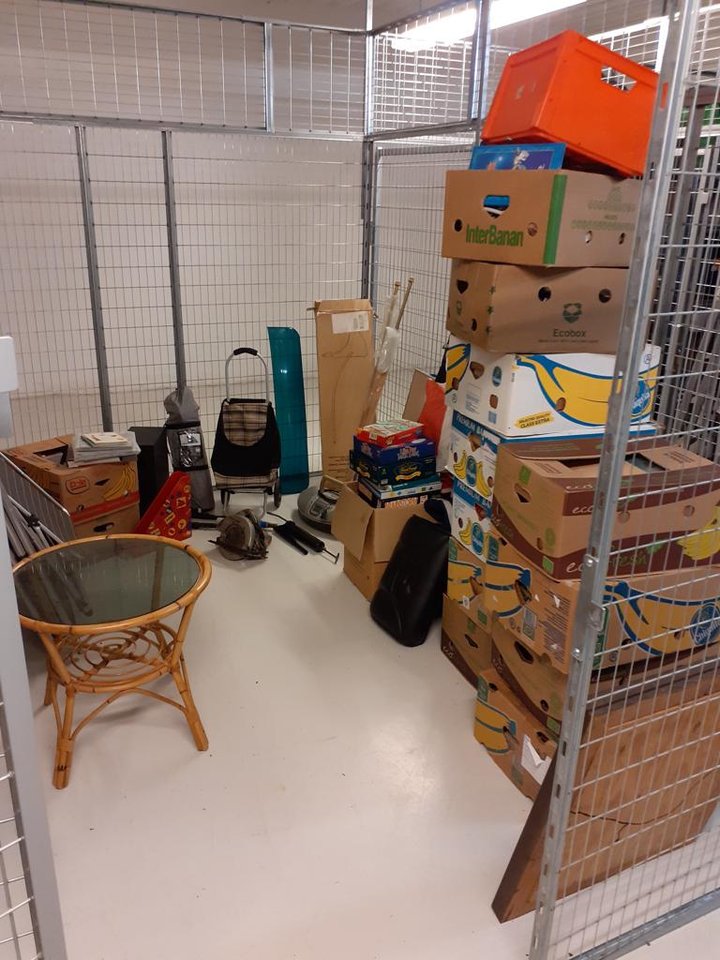 Förråds-tömning. Bord, smågre...