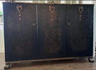 linneskåp vitrinskåp sekretär och nattduksbord