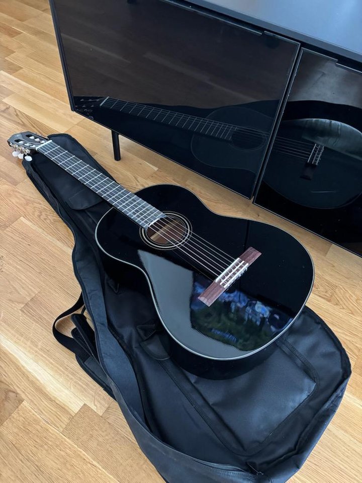 Svart klassisk gitarr – Yamaha