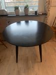 runt svartlackat matbord