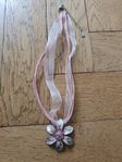 Halsband med rosa blomma nytt 200kr