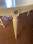 matbord i gustaviansk stil inklusive 4 stolar