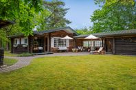 Charmigt timmerhus med gästdel & förrådsdel – i toppski