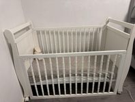 spjälsängen med madrass