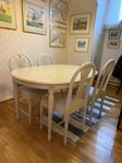 Gustavianskt matbord med fyra stolar
