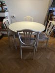 matbord med stolar