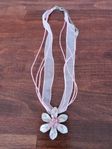 Halsband rosa blomma med blingbling stenar Nytt 200kr