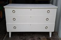 Stadig vitmålad retrobyrå