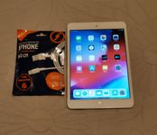 Ipad Mini 2. Vit, silver färg. 