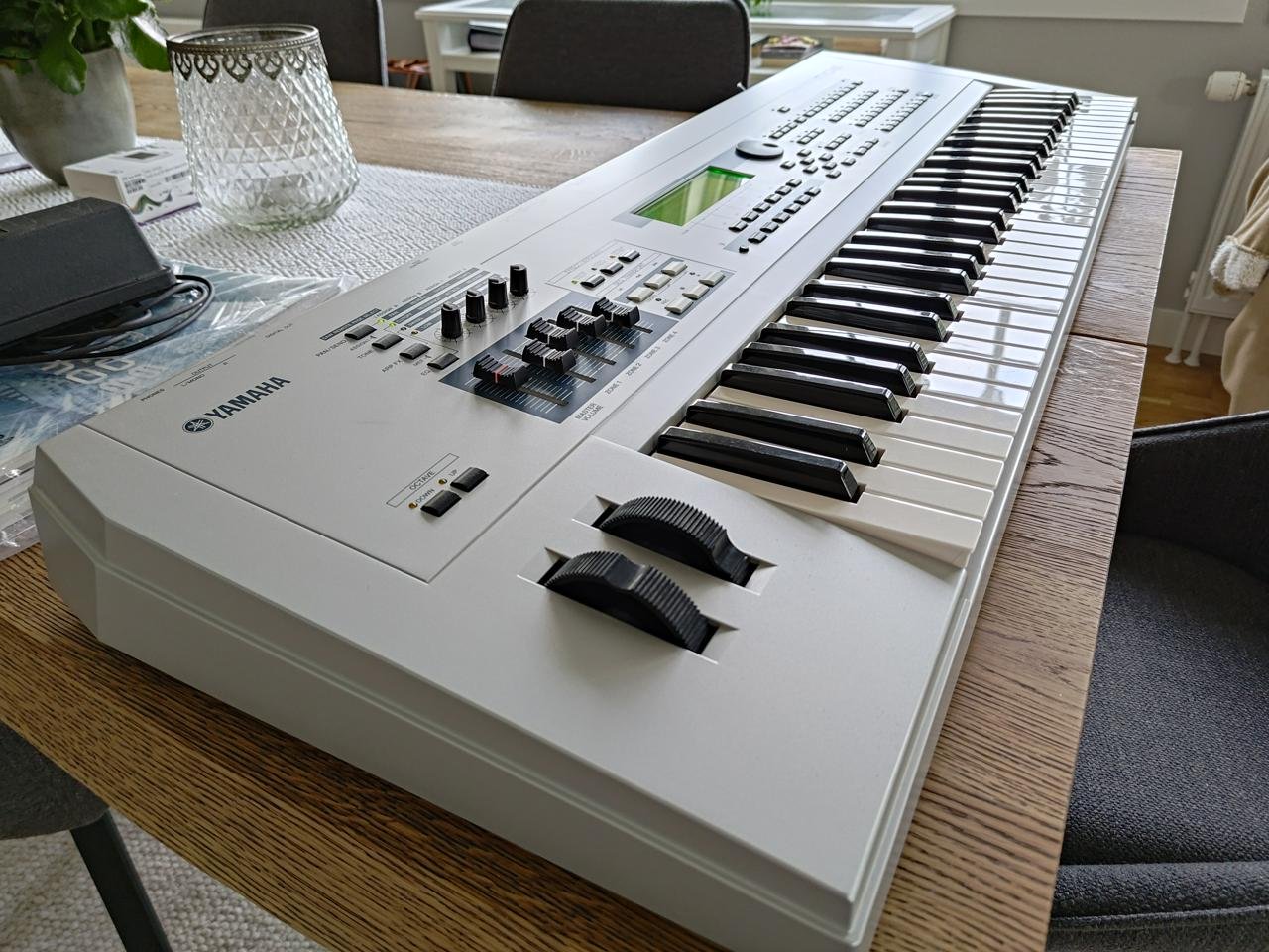 Yamaha MO6 workstation + sust...