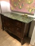 antik byrå i toppskick, med skiva i kolmårdsmarmor 