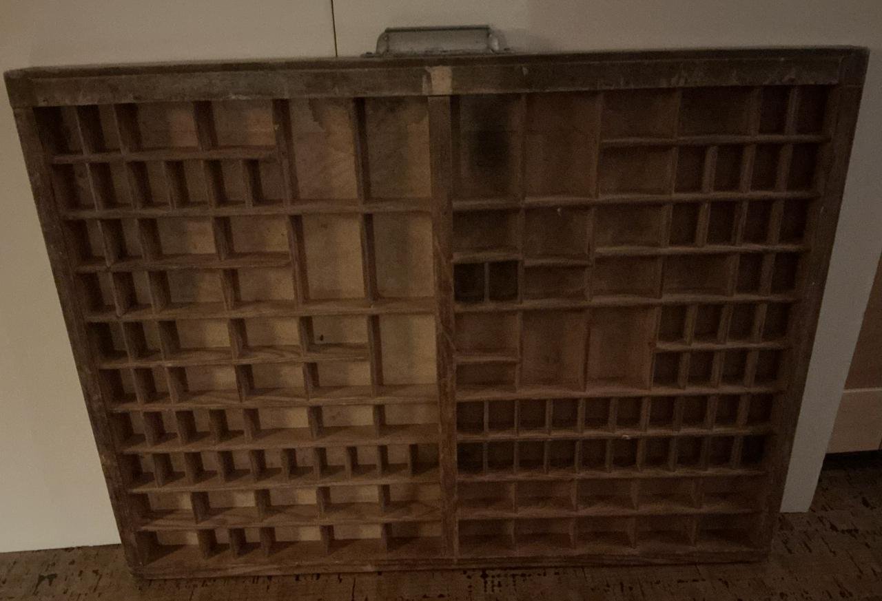 Typograf "kast", gammal ovanl...