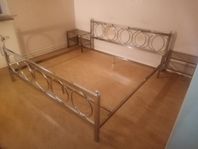 En stor sänggavel med 2 st. nattduksbord säljs. 