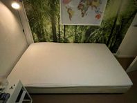 120 säng (Dux) med bäddmadrass 