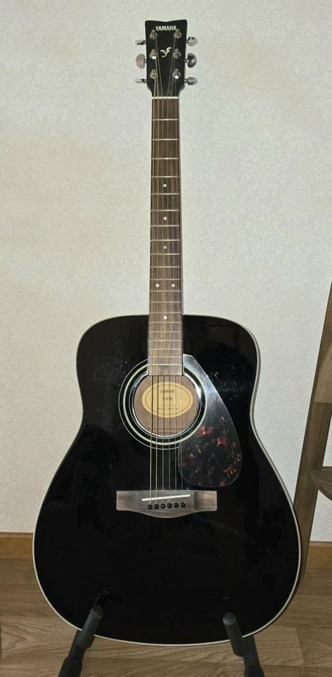 Yamaha F370. 