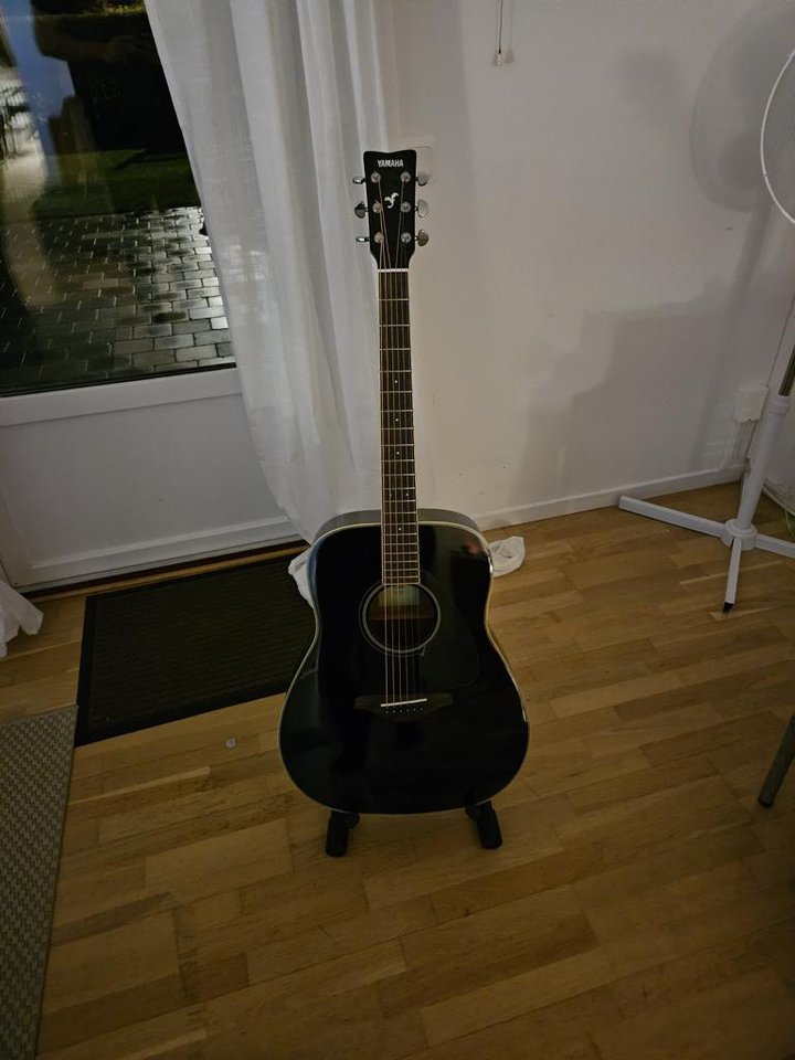 Yamaha FG 820 gitarr