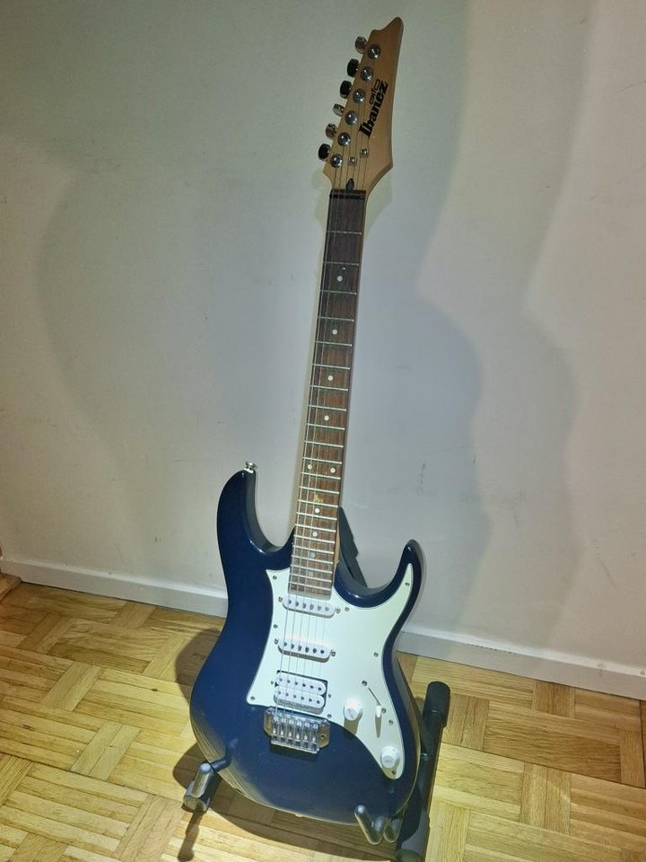 Elgitarr Ibanez Gio med väska...