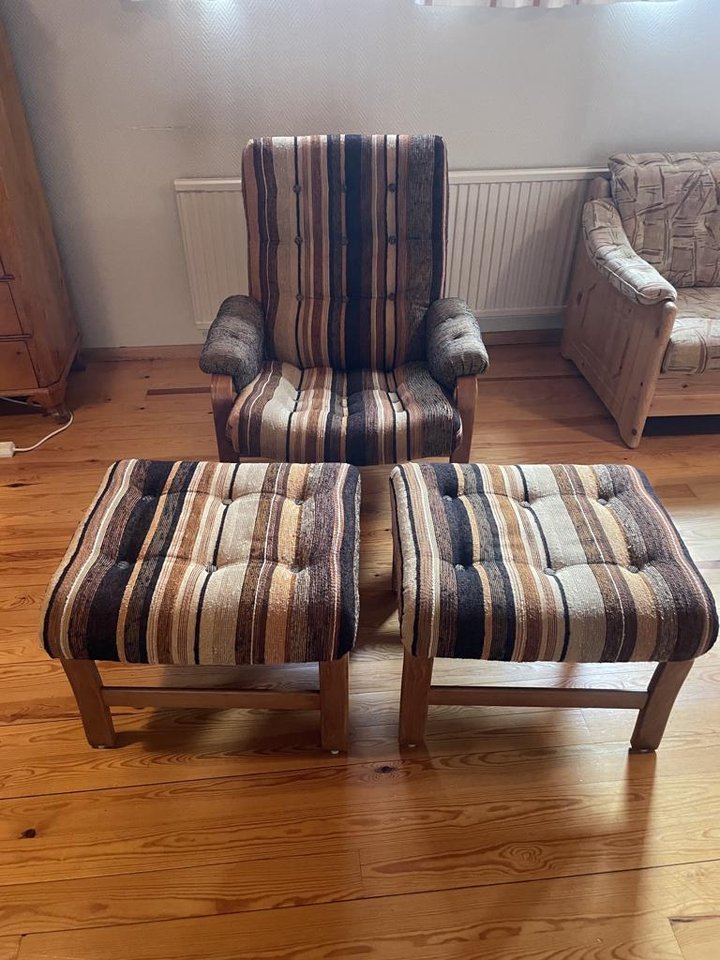 Fåtölj med 2 fotpallar.