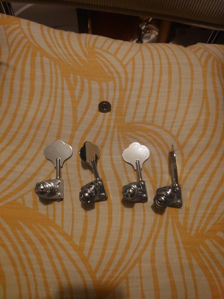 Fender Jazz Bass tuners + Str...