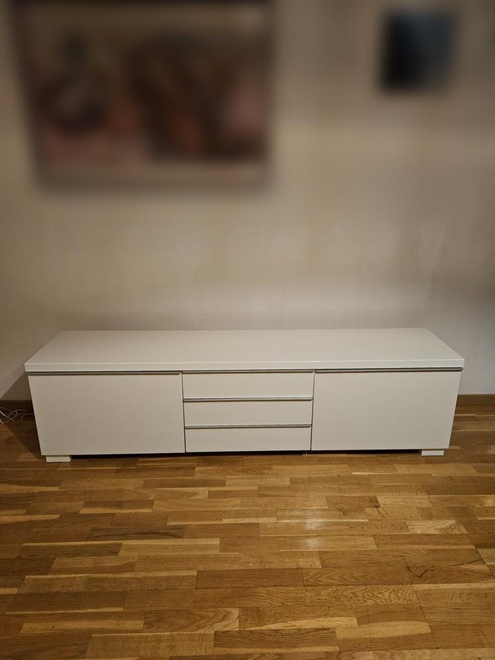 BESTÅ BURS Tv-bänk, högglans ...