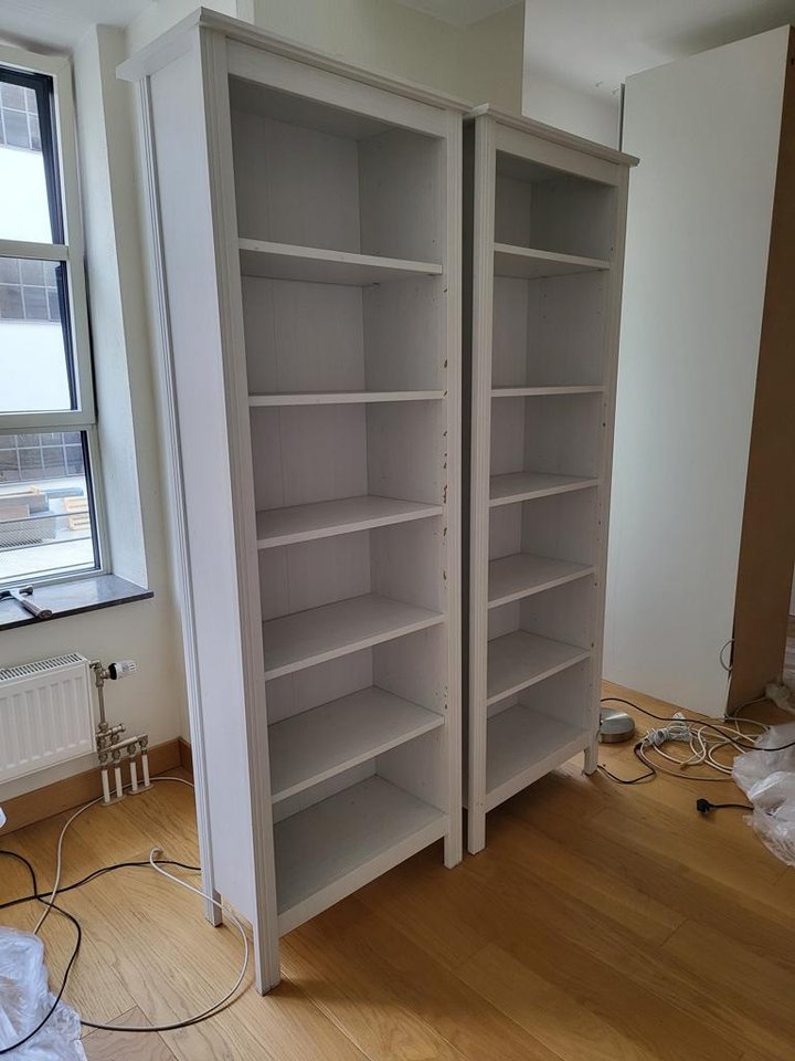 två ikea bokhyllor