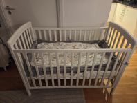 Spjälsäng, madrass och ribbskydd