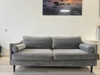 Snygg grå 2-sits soffa i sammet – mycket fint skick