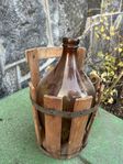 Damejeanne i brunt glas med original träkorg