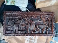 Trärelief med detaljerat motiv. 