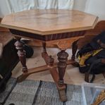 Åttkantigt bord med intarsiamönster