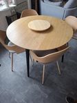 säljer ett runt o fint bord med 4 st stolar