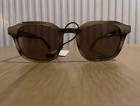 Bläck solglasögon som är helt oanvända.