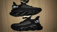 Helt nya svarta sneakers stl 39 med superbekväm sula