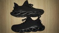 Helt nya svarta sneakers stl 40 med superbekväm sula