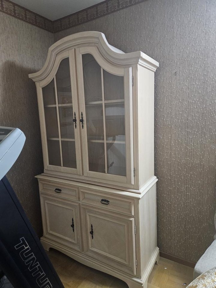 Vackert vitrinskåp i klassisk...