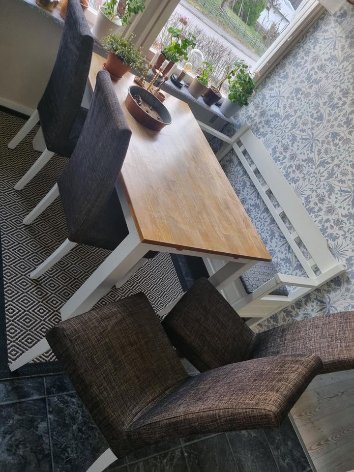 Matbord, stolar och kökssoffa