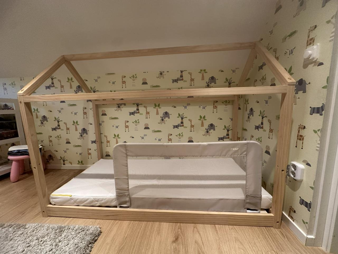 Barnsäng med madrass och säng...