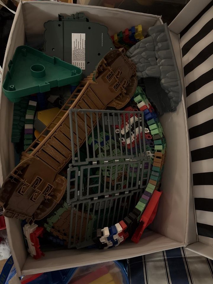 Låda fylld med Flexitrack - b...