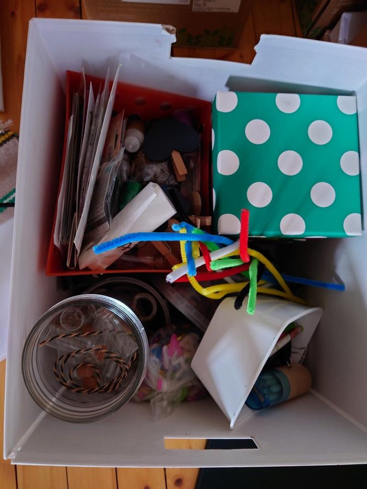 Låda fylld med pyssel prylar 