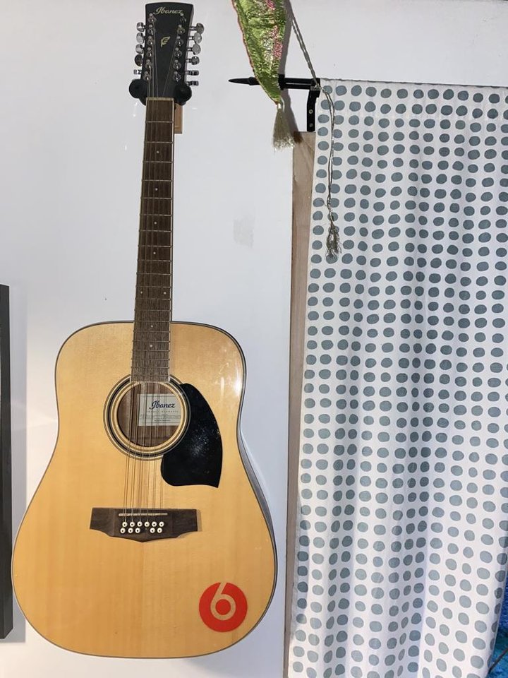 12 strängad gitarr. Ibanez 