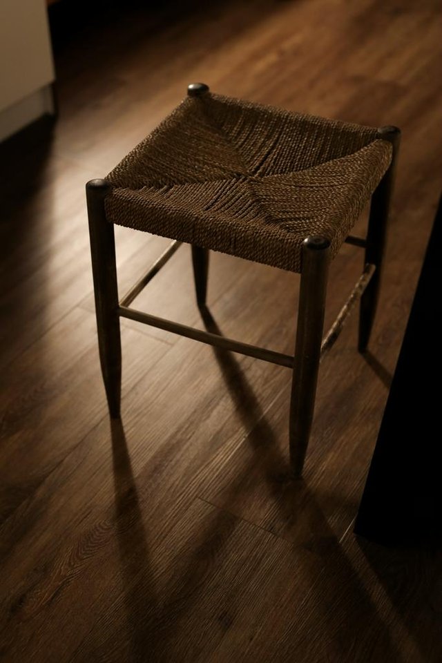 Pall, mörkbetsad trä, flätad ...