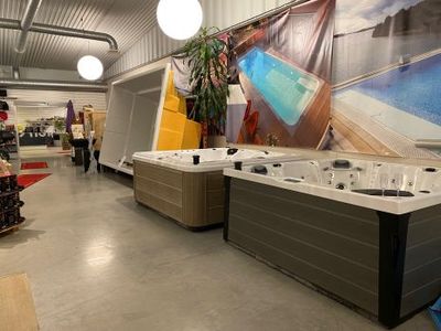 Omslagsbild för Magisk Pool & Bålsta Brasvärme